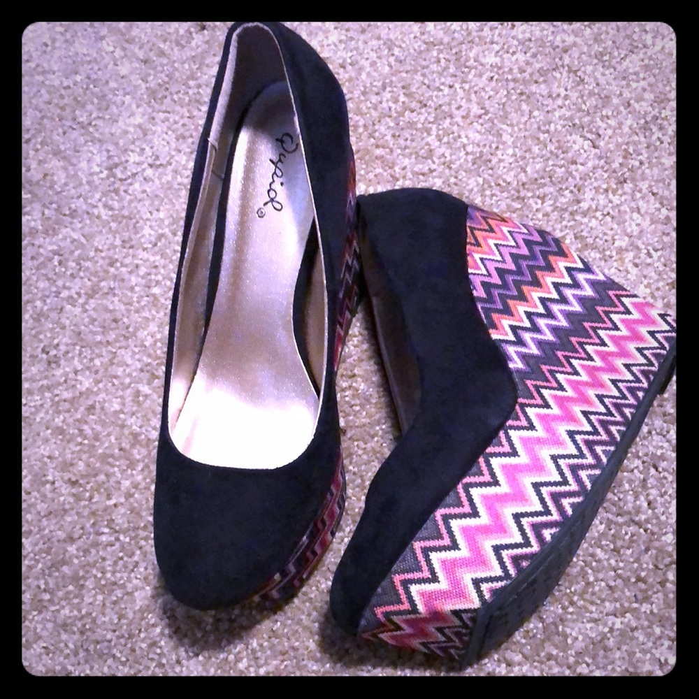 Black colorful wedges